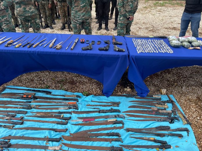 Detienen a más de 20 e incautan drogas y armas durante operativo en La Romana