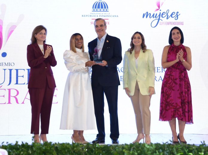Mujeres SUPEREmprendedoras devuelven tarjeta de subsidios; aseguran ya generan ingresos