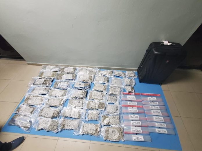 Confiscan maleta cargada con 38 paquetes de marihuana en Aeropuerto Gregorio Luperón