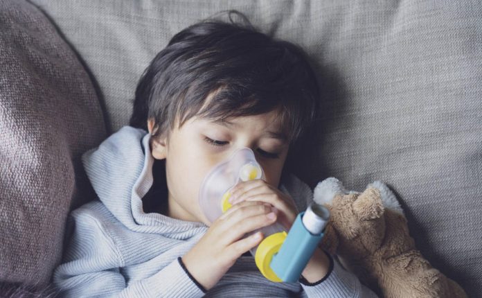 ¿Tienes asma? Un estudio revela la mejor hora del día para usar el inhalador