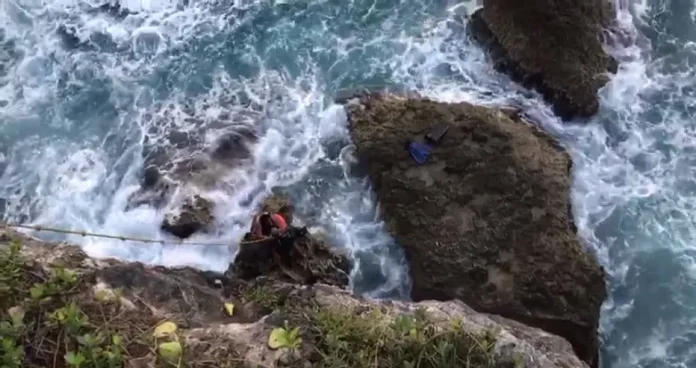 Rescatan con vida una mujer que cayó en aguas del Mar Caribe