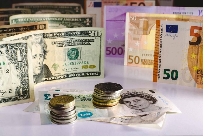 El euro cae a 1,0805 dólares tras crecer el PIB en la eurozona en el segundo trimestre