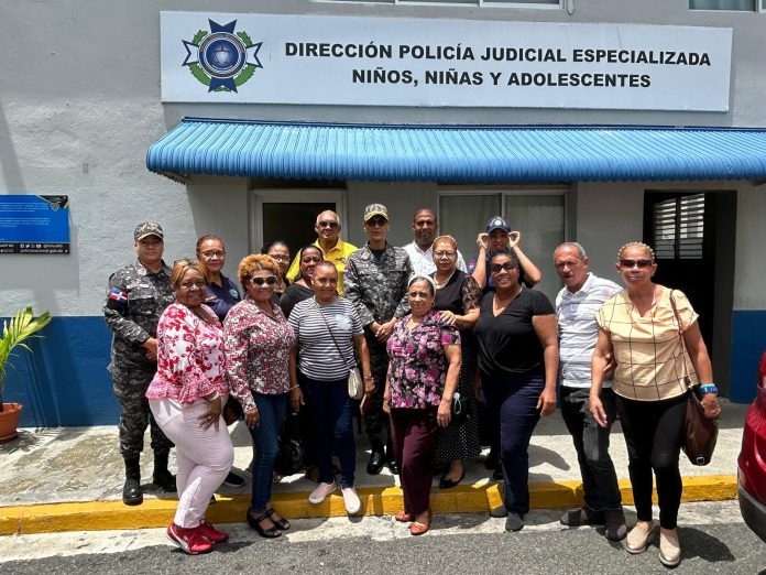 Dirección Policía Judicial NNA sostiene encuentro con comunitarios de Villa Juana, DN