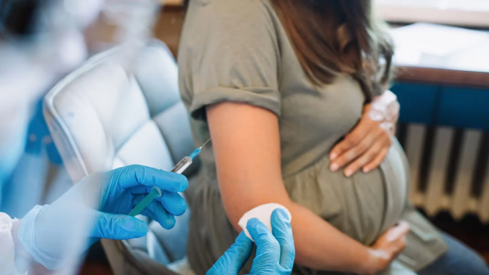Estudio muestra que la vacuna contra el virus sincicial respiratorio es segura en el embarazo tardío
