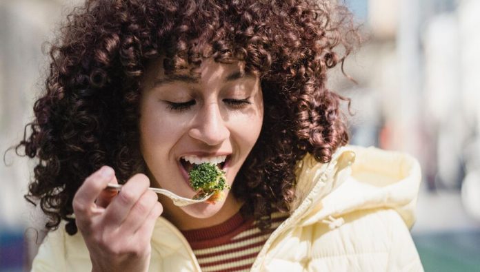 Las verduras verdes benefician la salud bucal