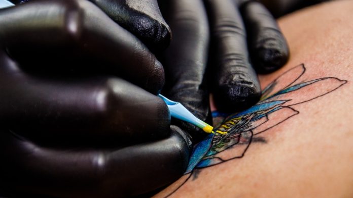 Las tintas de los tatuajes pueden estar contaminadas con bacterias, según un estudio