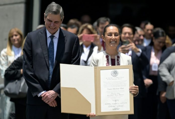 Sheinbaum recibe constancia como presidenta electa de México