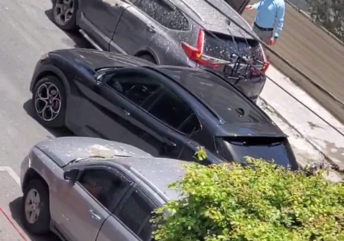 Vaciado de concreto afecta vehículos estacionados en vía pública de la capital
