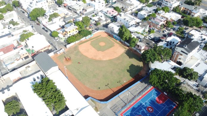 El Instituto Nacional de Educación Física (Inefi), inauguró este martes el estadio de béisbol del Liceo Víctor Garrido Puello, en el sector INVI, del Distrito Nacional.