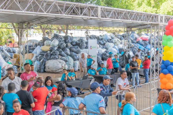 Alcaldía del DN intercambia plásticos por útiles escolares este domingo