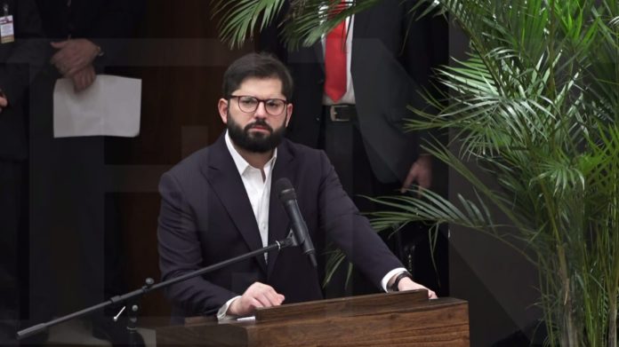 Senado chileno pide a Boric solicitar a CPI detener a Maduro