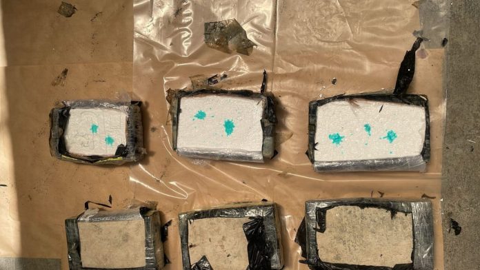 Paquetes hallados en embarcación con osamentas: tres dan positivos y el resto negativo a cocaína