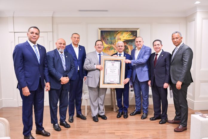 Senadores salientes reconocen presidente del Senado Ricardo de los Santos por su trayectoria y liderazgo