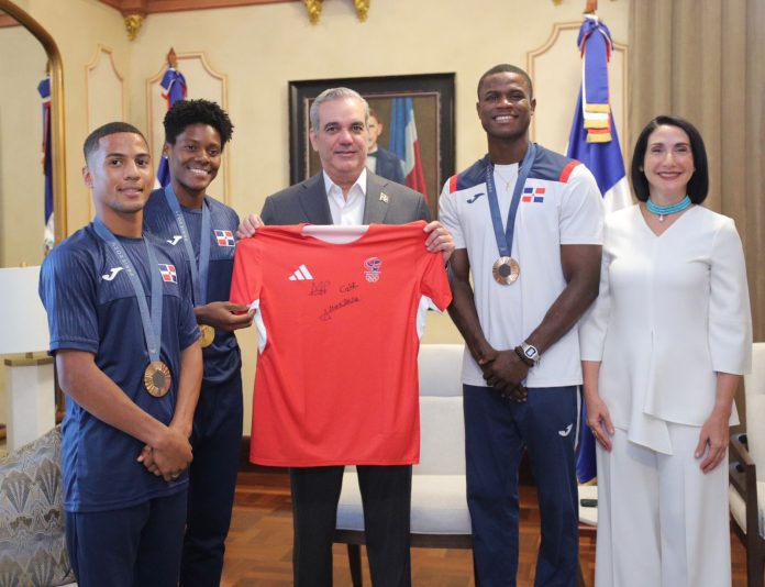 Abinader recibe en Palacio Nacional a medallistas Marileidy Paulino, Yunior Alcántara y Cristian Pinales