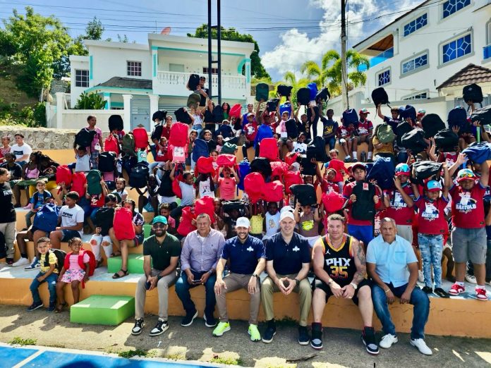 Basílica Medical y Fundación Bartolo Colón donan cientos de mochilas en Altamira, Puerto Plata