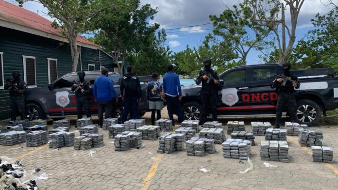 Atrapan lancha con cuatro hombres a bordo y ocupan más de una tonelada de droga en La Altagracia