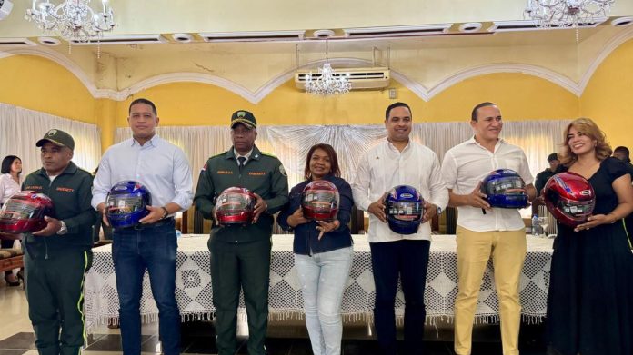 La Digesett, entregó cascos a motoristas en San Juan de la Maguana. La Digesett, entregó cascos a motoristas en San Juan de la Maguana.