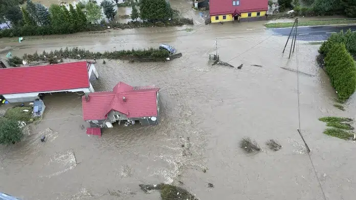 Polonia sigue bajo alerta por inundaciones