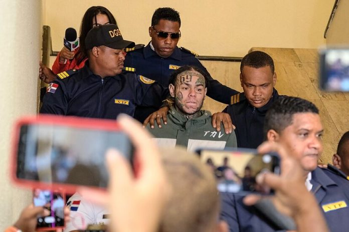 ¡Otra más! Disponen orden de arresto internacional en contra de Tekashi, tras ser declarado en rebeldía