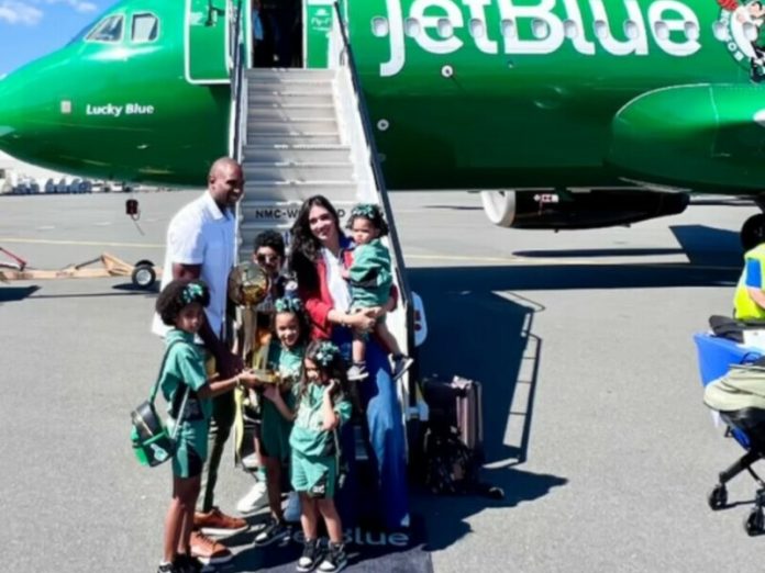 Amelia Vega y Al Horford regresan a RD con sus hijos