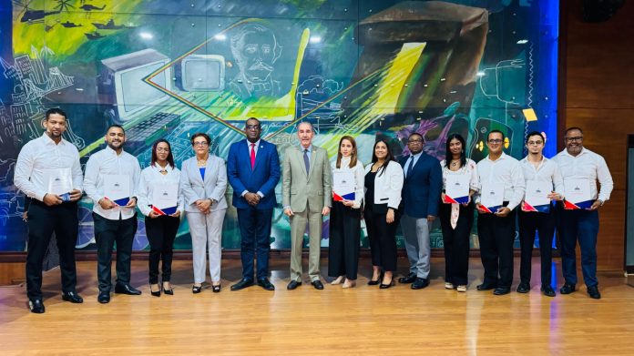 Mescyt, entrega 614 becas de postgrado a estudiantes de la UASD.