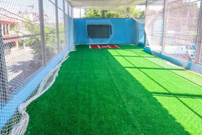 Inefi entrega caja de bateo y utilería deportiva a centro educativo de Los Minas