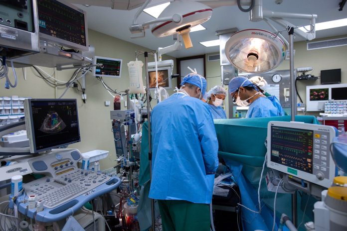 Muere adolescente de 15 años tras ser operado por un “médico” que se guiaba con videos de YouTube