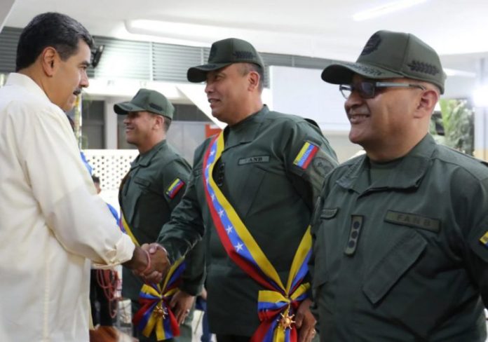 Nicolás Maduro condecora a militares sancionados por Estados Unidos