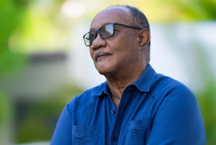 El poeta, Mateo Morrison será el escritor estrella en la Feria del Libro Santo Domingo 2024, que se celebrara en la Plaza de la Cultura.