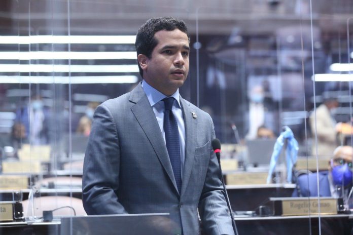 Asimismo, citó que algunas escuelas tienen listas de espera de inscripción que superan los 100 niños y adolescentes.