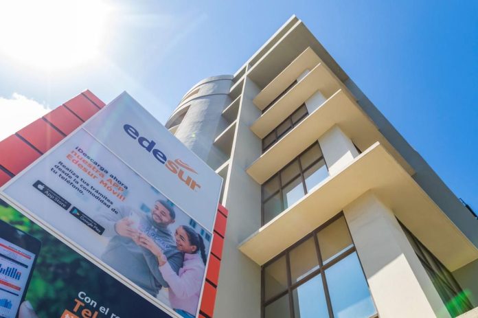 SANTO DOMINGO. – Edesur Dominicana informó que los torrenciales aguaceros han provocado la salida de cinco circuitos en Barahona, lo cual ha originado las interrupciones del servicio de electricidad en la zona. La empresa distribuidora de electricidad manifestó que trabaja para corregir las fallas originadas por los aguaceros, con el propósito de restablecer el servicio a la mayor brevedad. Asimismo, Edesur precisó que sigue con atención las informaciones sobre las condiciones del tiempo del Instituto Nacional de Meteorología (Indomet), con el objetivo de adoptar medidas preventivas en su zona de concesión.