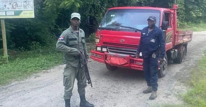 Medio Ambiente ocupa camión cargado de arena extraído rio masacre en Loma de Cabrera
