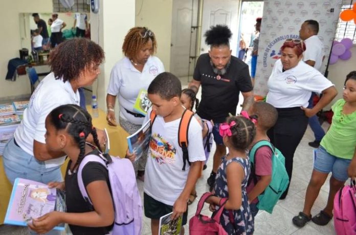 Más de 600 niños y niñas de Villa Francisca reciben útiles escolares