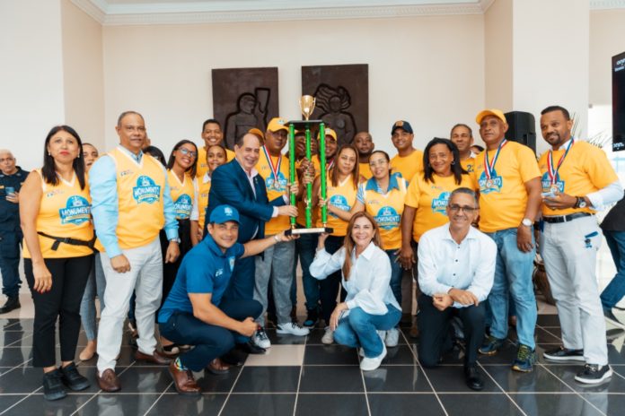 Carolina Mejía entrega trofeo al campeón de los Juegos ADN 2024