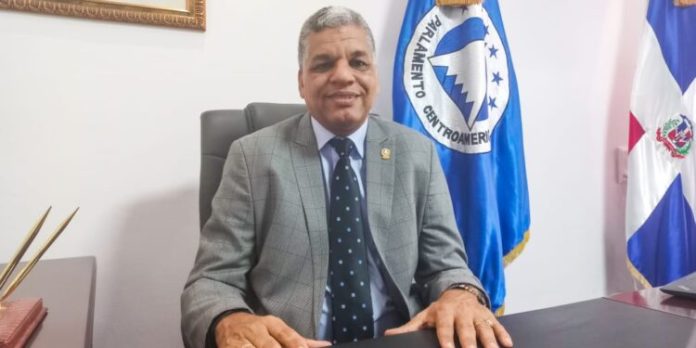 Presidente del PARLACEN afirma que la migración ilegal de haitianos presenta un escenario caótico e inhumano
