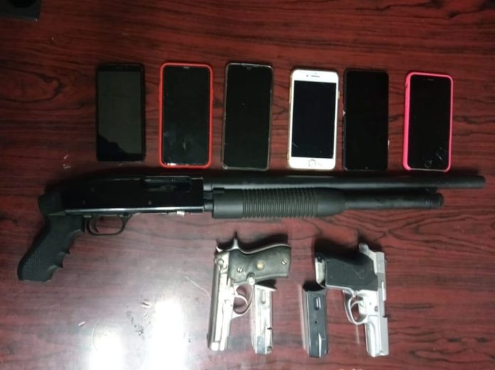 PN y MP realizan allanamiento en moca, arrestan una persona, armas de fuego y varias motocicletas