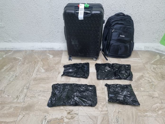 Atrapan mujer en Punta Cana viajaría con más de cinco kilos de droga a España