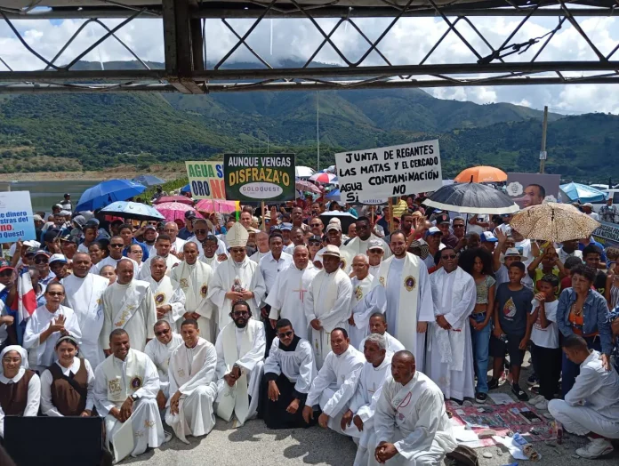 Manifestantes toman la calles de San Juan en contra de la minería