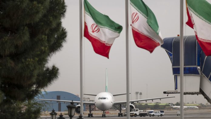 Irán cancela todos los vuelos hasta la mañana del lunes ante amenaza israelí