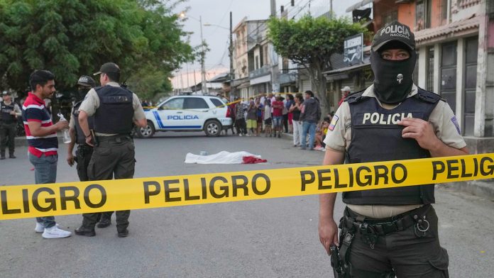Se espera obtener más detalles de los presuntos autores con la revisión del registro audiovisual de las cámaras de seguridad de la zona. En junio de este año, otro cadáver decapitado fue dejado en la misma zona, refiere Ecuavisa. El Fortín forma parte del distrito Nueva Prosperina, que ha sido catalogado como el más violento de Guayaquil. Hasta el pasado 24 de septiembre, hubo 249 homicidios, según información de Segura EP manejada por los medios.