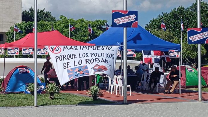 Protestan frente al Congreso durante vistas públicas sobre reforma fiscal