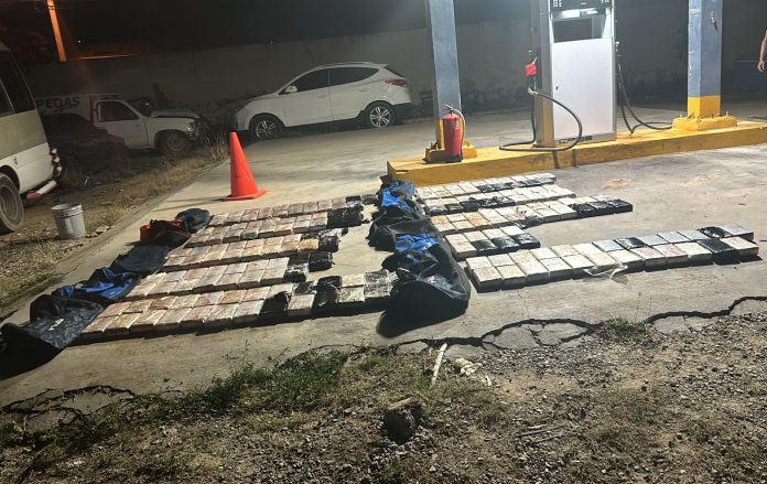 Ocupan dos vehículos y 192 paquetes de presunta cocaína en Montecristi; un hombre detenido
