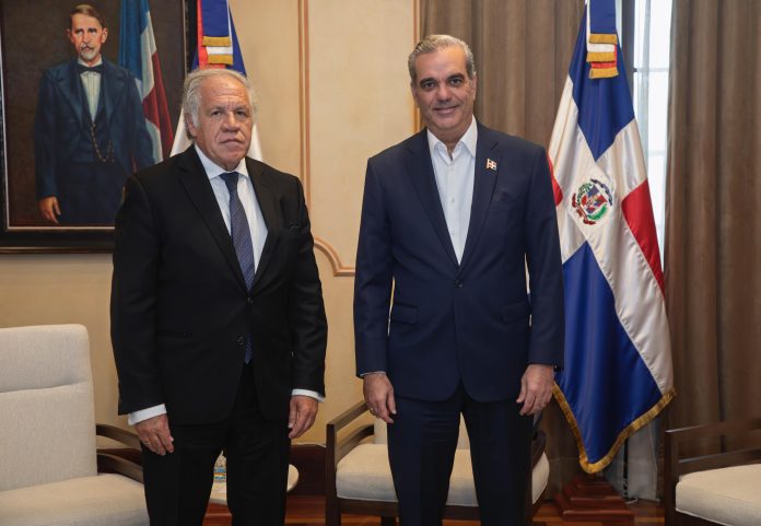 Abinader recibe en el Palacio Nacional al secretario general de la OEA, Luis Almagro