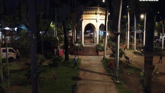 Edeeste instala iluminación en el parque Enriquillo.