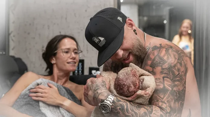 El cantante Brantley Gilbert interrumpe concierto tras su esposa entrar en labor de parto en autobús de la gira