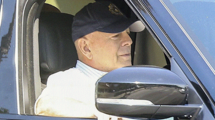 Bruce Willis fue visto en público viajando en automóvil en Los Ángeles