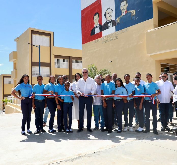 Presidente Abinader anuncia construcción de 4 mil nuevas aulas para el año 2025