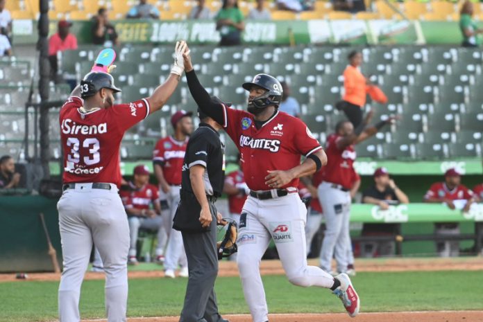 Los francomacorisanos siguen en la última posicion con 18-25, pero pendiente el final de la doble jornada de todos los equipos, se encuentran a un partido del cuarto lugar que poseen los Leones del Escogido.
