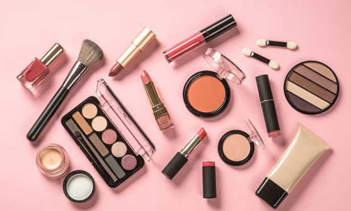 Encuentran sustancias prohibidas en cientos de cosméticos