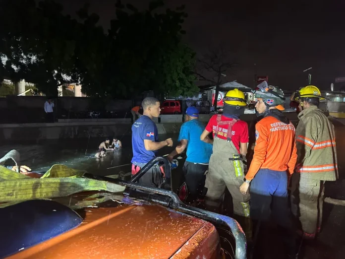 Rescatan conductor tras caer en su auto a canal de riego en Santiago